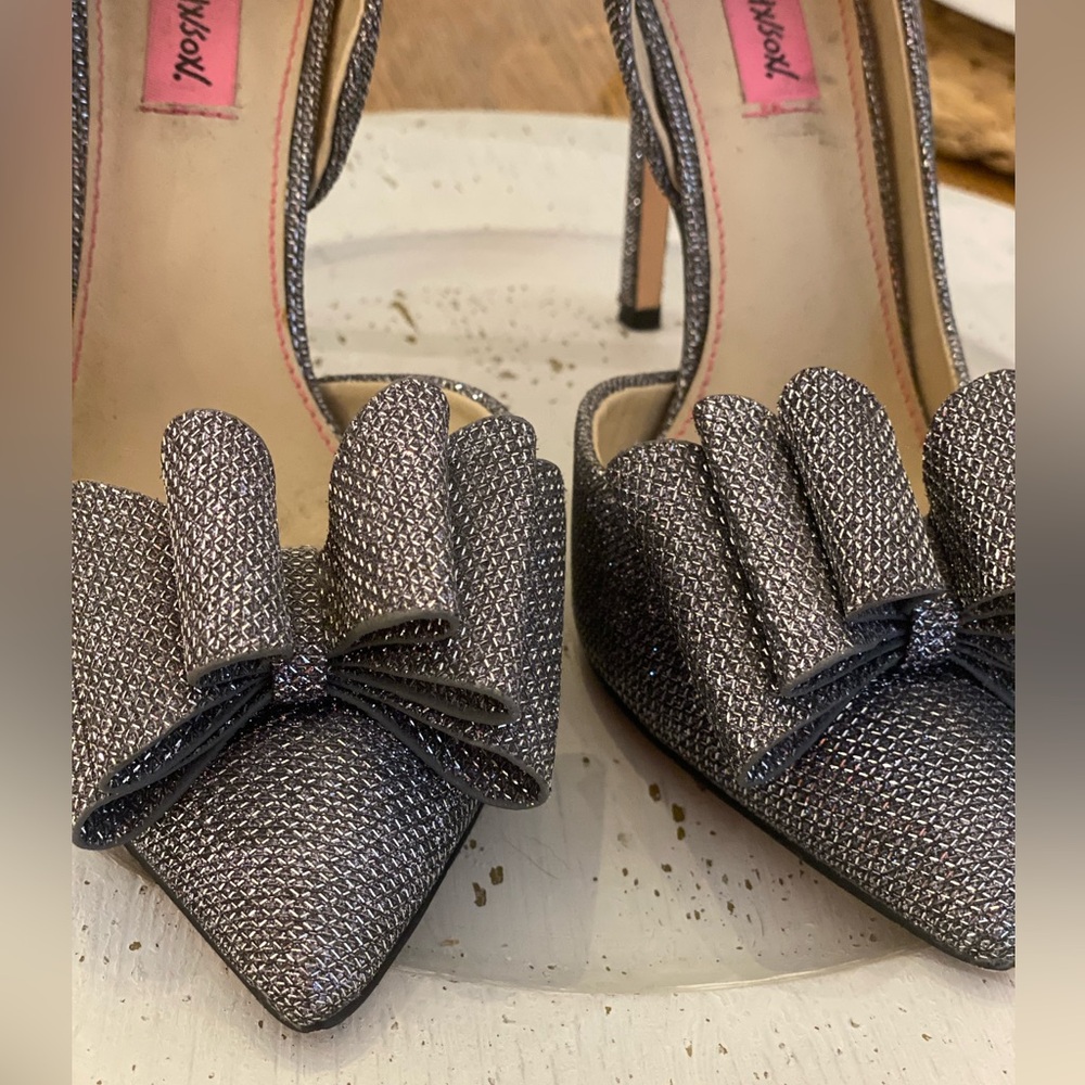Betsey Johnson Bow Pumps - Picture 3 of 6